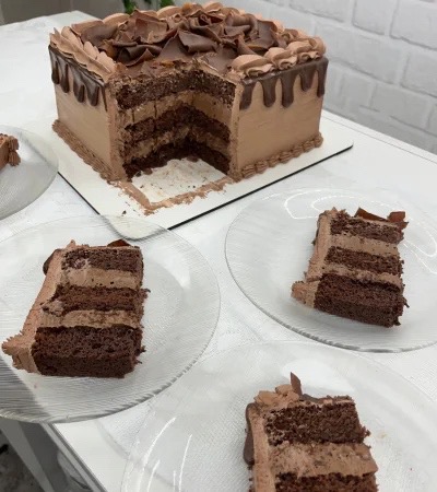 Fatias iguais: Chocolate com 3 camadas de massa e recheio na mesma altura