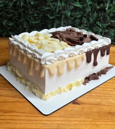 Duas coberturas no mesmo bolo: Chocolate e chocolate branco, com drip