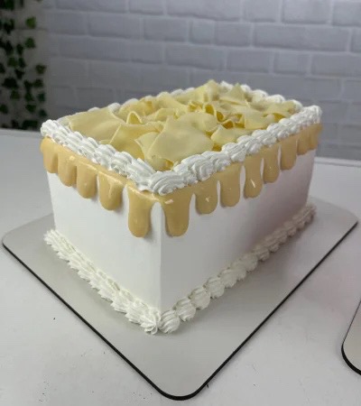 Quinas bem marcadas: Laterais retas com drip de chocolate branco