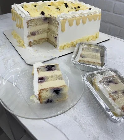 Pronto para vender em fatias: Massa com mirtilos, cortada e porcionada