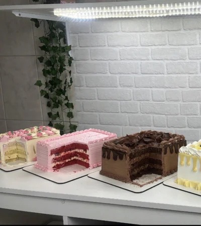 Vários sabores, o mesmo padrão: Quatro bolos cortados, todos com camadas uniformes